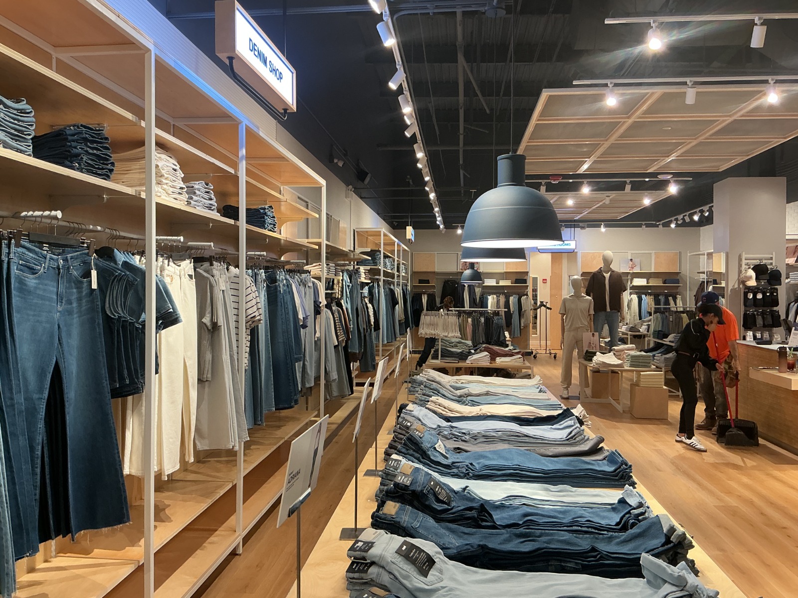 Mavi Jeans — U.S. Mall Rollout — photograph 6