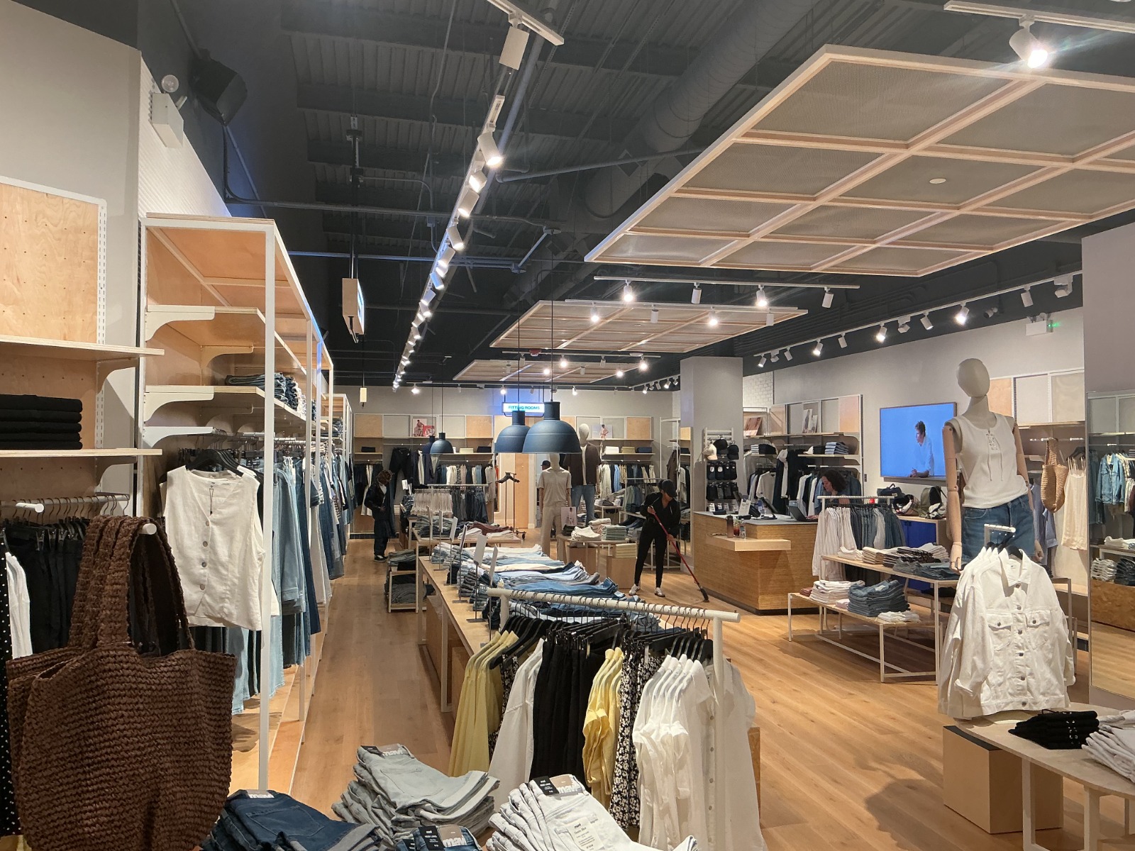 Mavi Jeans — U.S. Mall Rollout — photograph 11